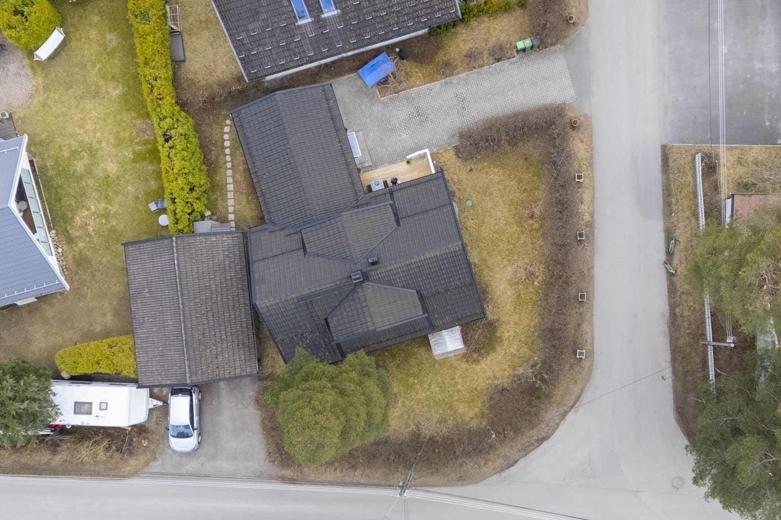Oversiktsbilde som viser eiendommen. Eiendommen har en 1/2-part dobbelgarasje på ca. 24 m². Garasjen har innkjøring fra Skogveien og deles med Eikeveien 1. Galleribilde