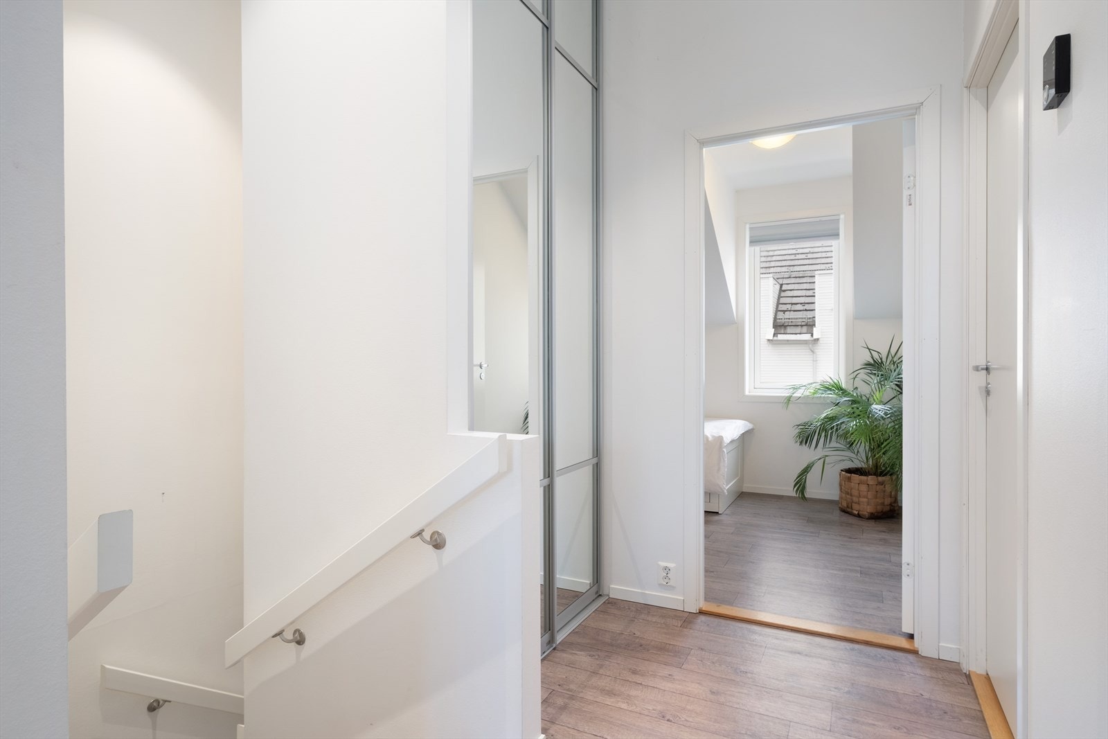 I gangen finn ein ein romsleg skyvedørsgarderobe med praktisk oppbevaringsplass, samt luke i taket med tilkomst til mørkeloft som gir ytteligare rom for oppbevaring. Galleribilde