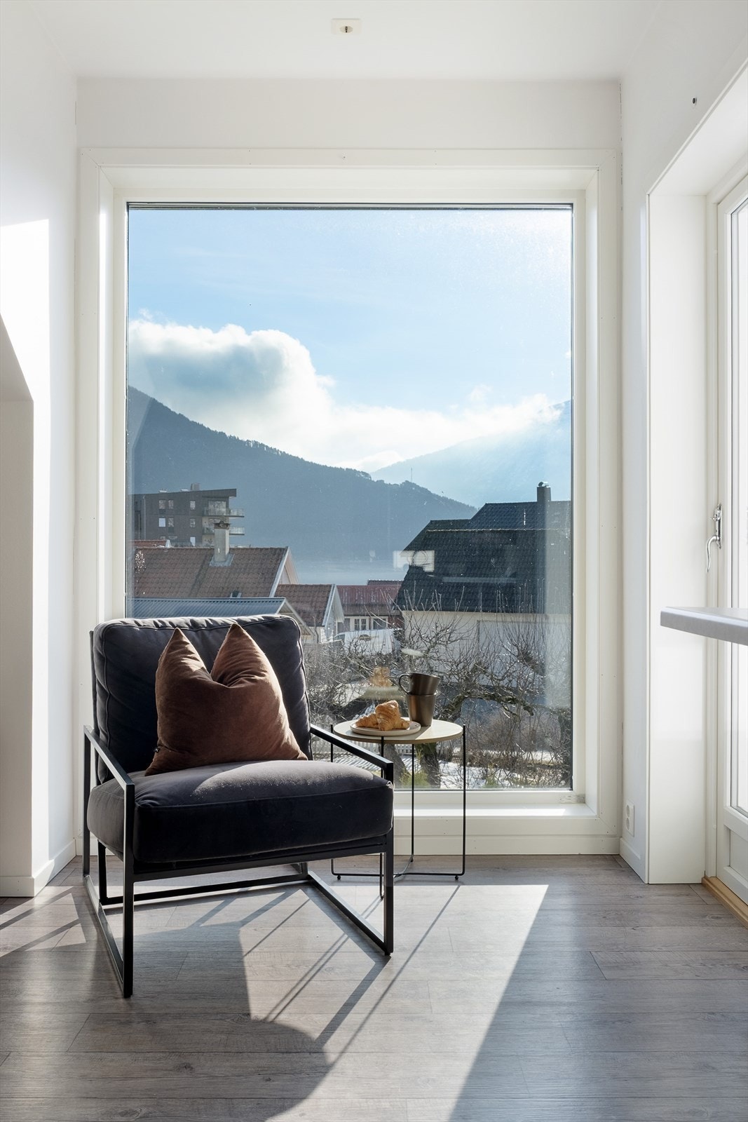 Vindauge i front slepp inn mykje naturleg lys samt fin utsikt. Galleribilde