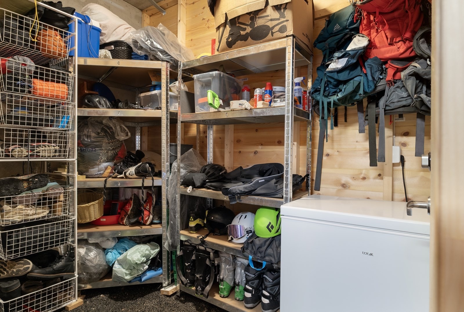 Praktisk sportsbord med mykje oppbevaringsplass. Galleribilde