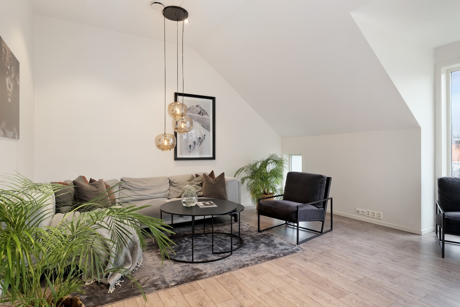 God takhøgde og spotlys i taket skapar ei lys og luftig atmosfære. Galleribilde