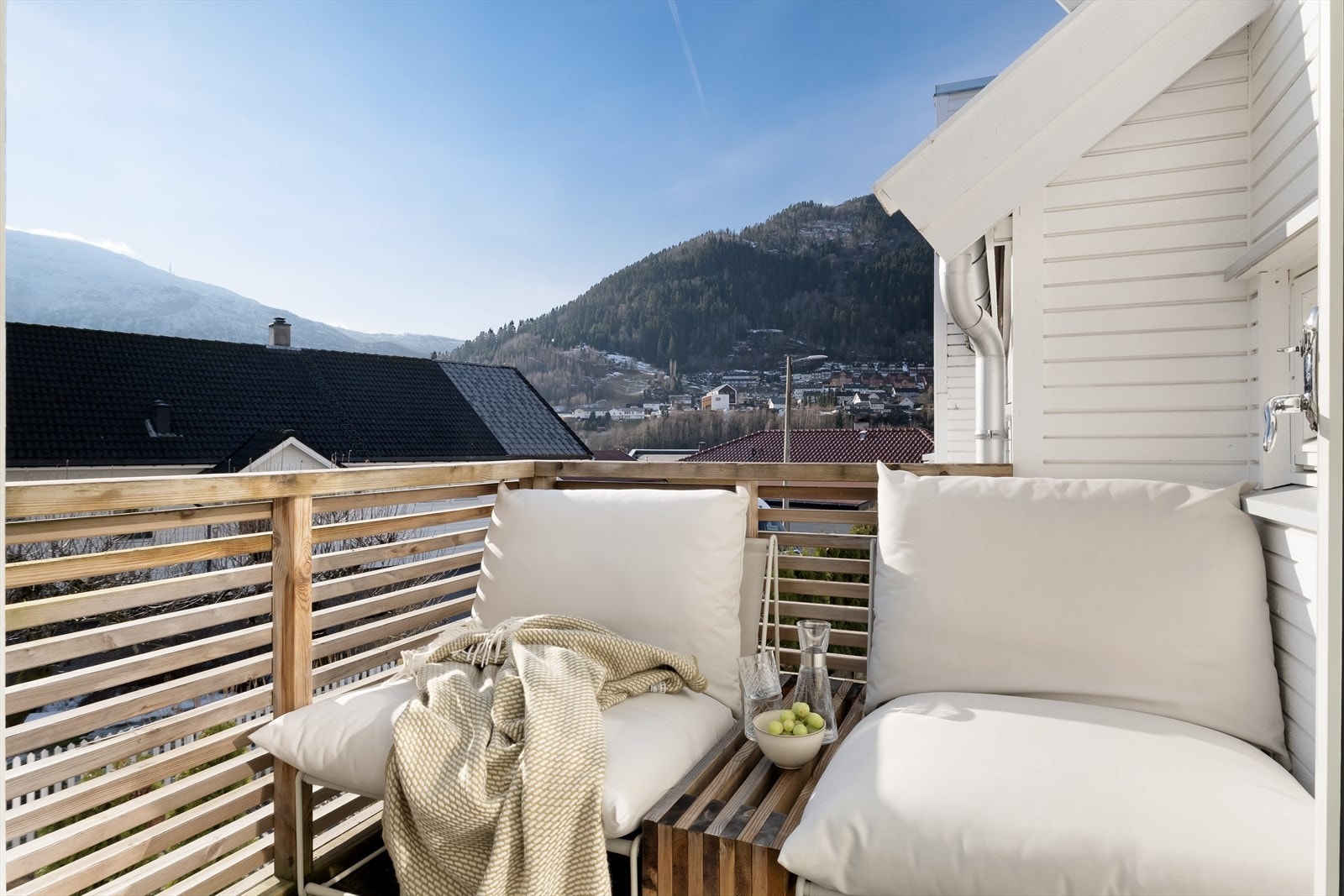 Verandaen er lun og skjerma med utsikt mot fjell og nærområde. Ein fin stad for rolige stunder utendørs. Galleribilde
