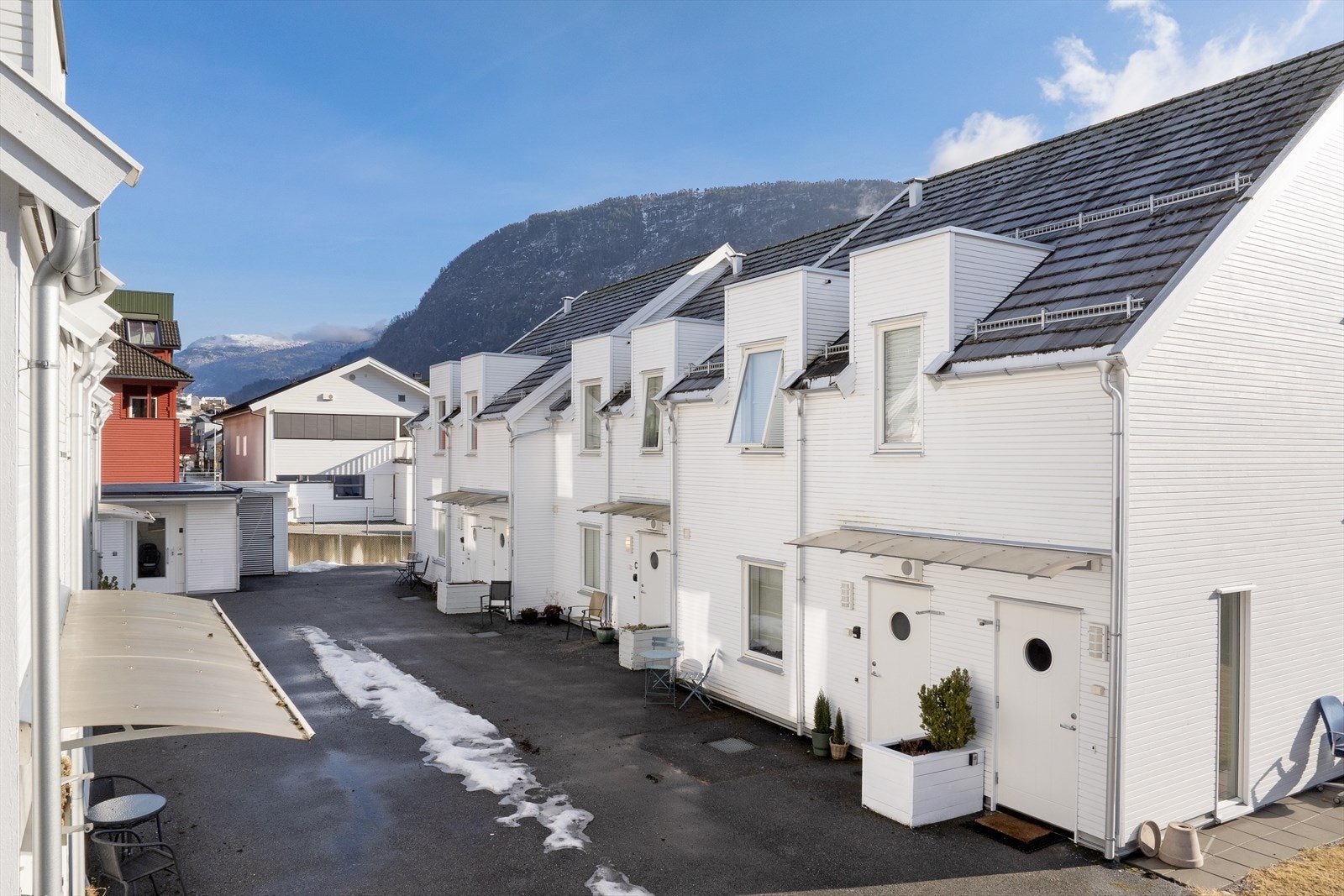 Seksjonen er ein del av sameiget Elvebakken 14, som består av 12 bustadseksjonar. Galleribilde