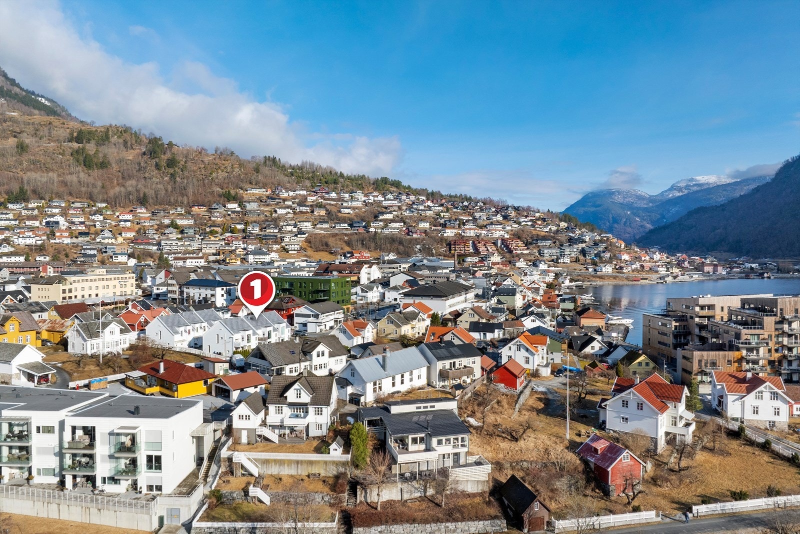 Eigedomen har fin plassering med kort veg til både fjord og fjell, og tilbyr ei rekkje flotte turmoglegheiter i nærområdet. Galleribilde