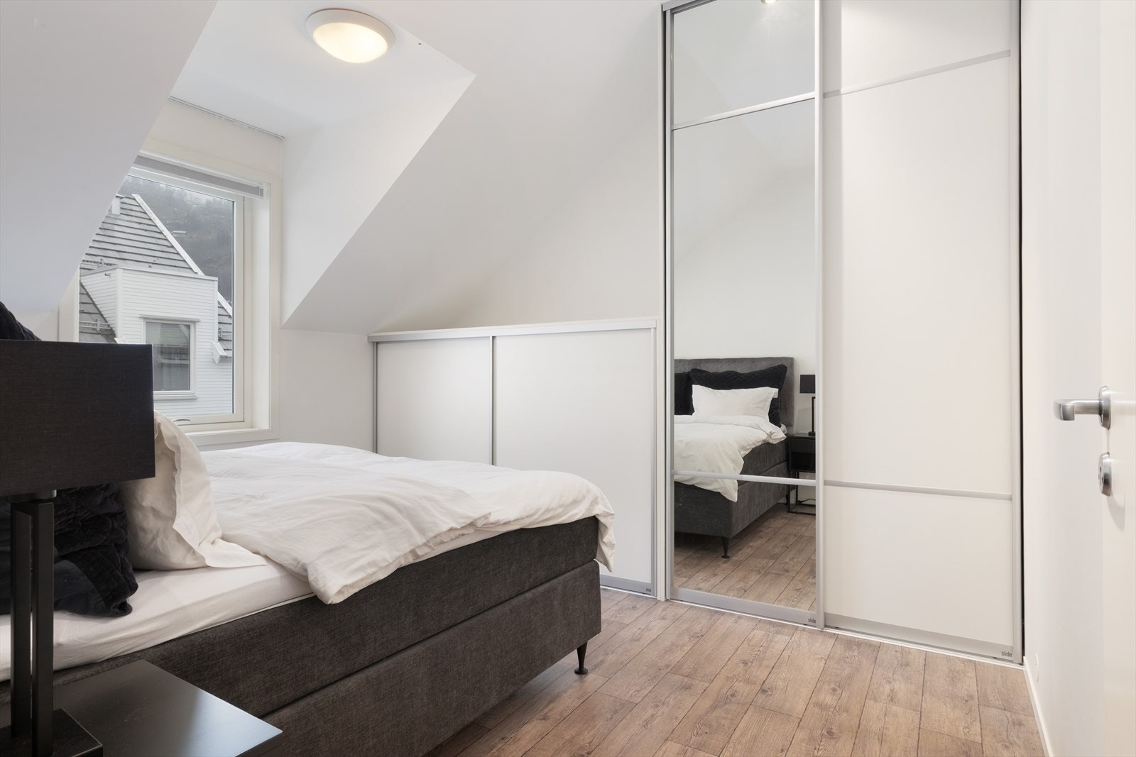 Bustaden har to soverom, der hovudsoverommet er innreidd med ein funksjonell skyvedørsgarderobe. Elfa-innreiing i skyvedørsgarderoben følger ikkje med i salget. Galleribilde