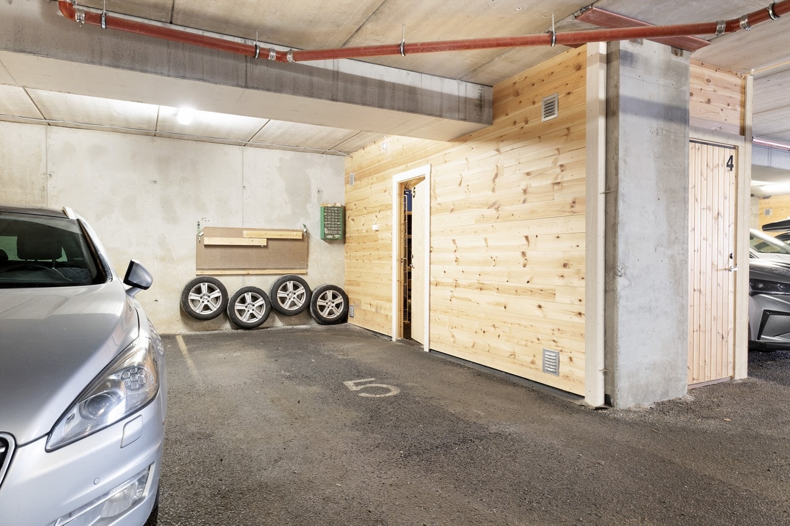 I felles garasjeanlegg har seksjonen fast parkeringsplass samt sportsbod. Galleribilde
