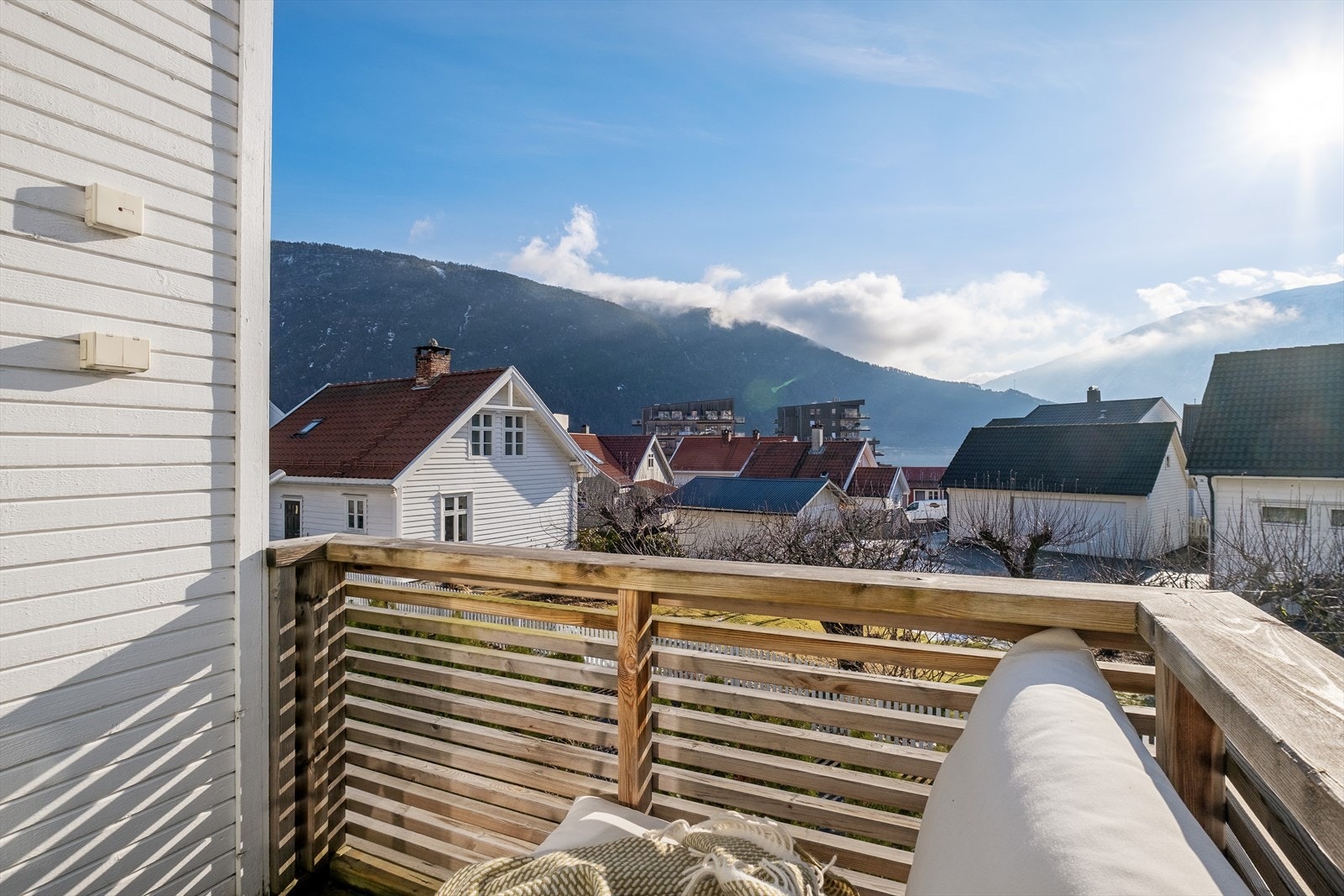 Tilkomst ut til ein triveleg sørvendt altan med gode solforhold. Galleribilde