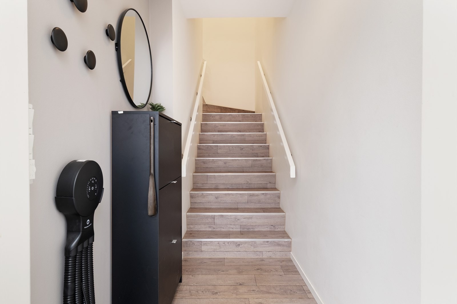 Velkomen inn i ein praktisk entré i 1. etasje med plass til sko og yttertøy. Frå entréen går trappa vidare opp til resten av leilegheita i 2. etasje. Galleribilde