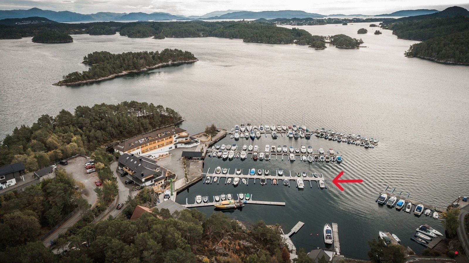 Brygge tilhørende sameiet markert med pil Galleribilde