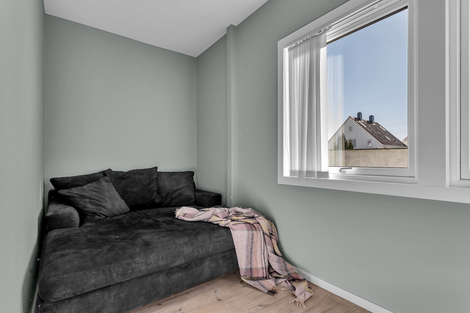 Et behagelig soverom som innbyr til ro og avslapning, malt i varme og delikate farger som skaper en harmonisk atmosfære. Rommet har god plass til seng og garderobeløsning. Galleribilde