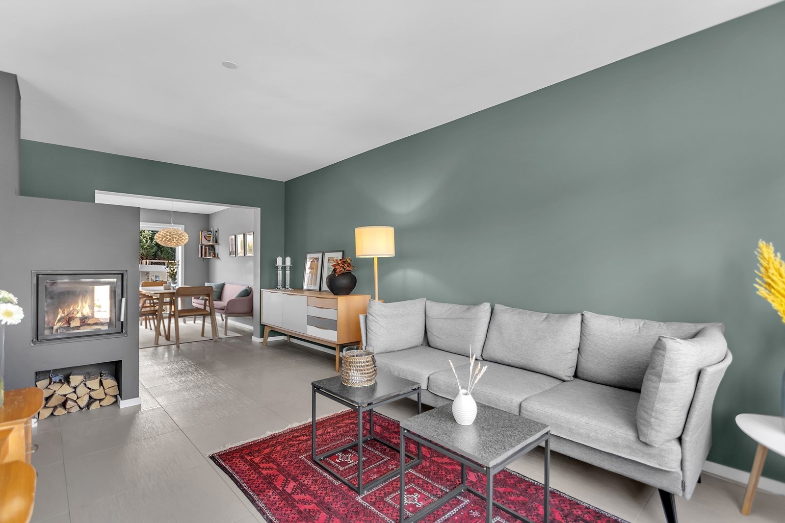 Moderne fargevalg og naturlig inndelte soner, er det god plass til både salong og spisestuemøbler. Galleribilde