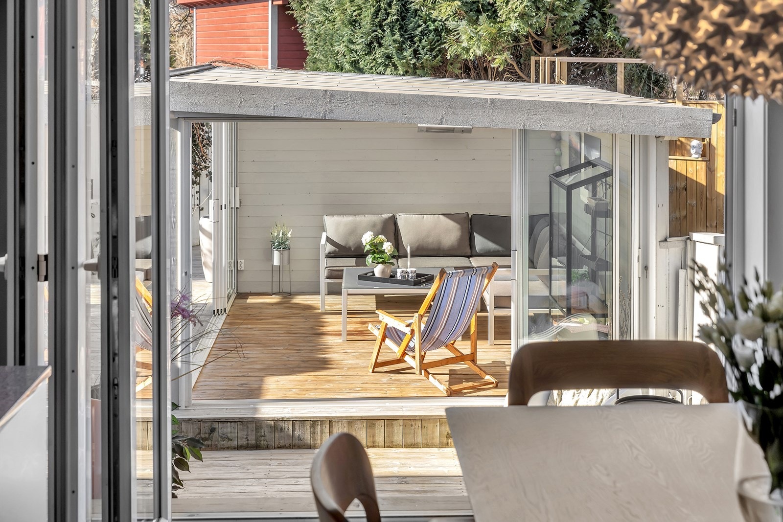 Fra kjøkkenet har du direkte utgang til uteplassen på baksiden av huset via en solid skyvedør - perfekt for å nyte friske måltider utendørs på varme sommerdager. Galleribilde