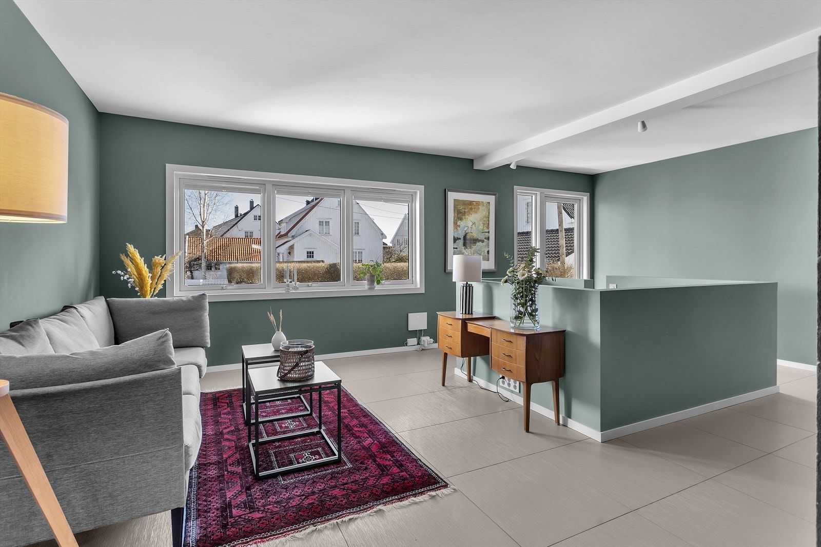 Lys og romslig stue med stilrent design og moderne kvaliteter: Innbydende stue som kombinerer funksjonalitet og eleganse! Galleribilde