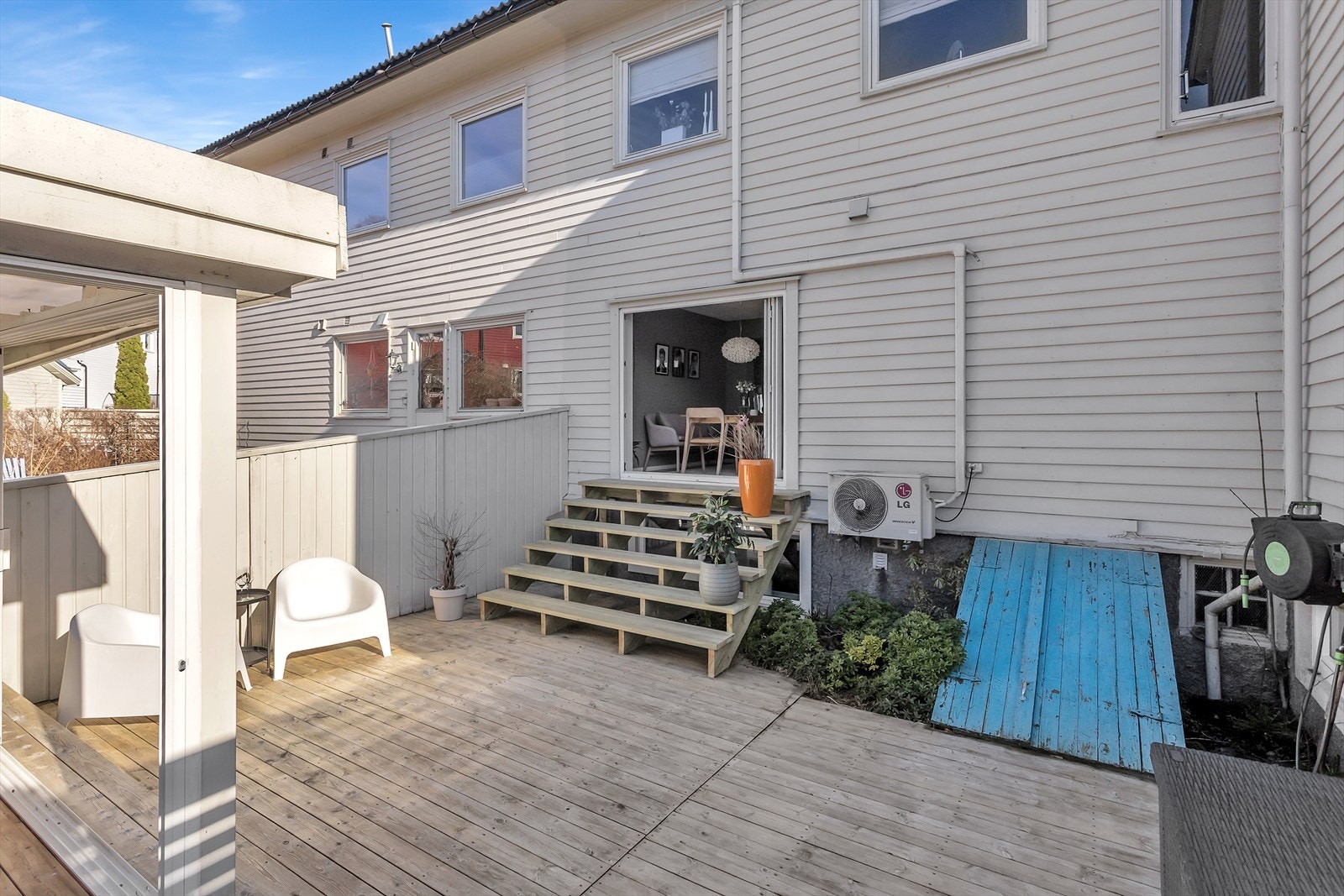 Nedgang til terrasse via en bred og solid trapp fra 2026. Galleribilde