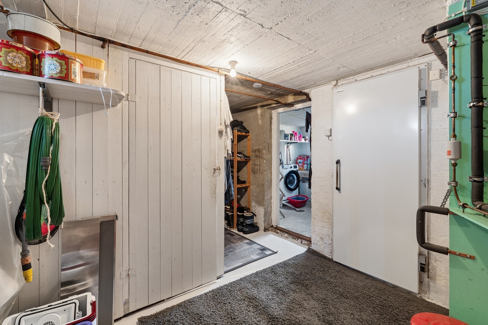 Det er store arealer i kjelller med bl.a. masse bodplass, vaskerom, kjølerom og hobbyrom. Galleribilde