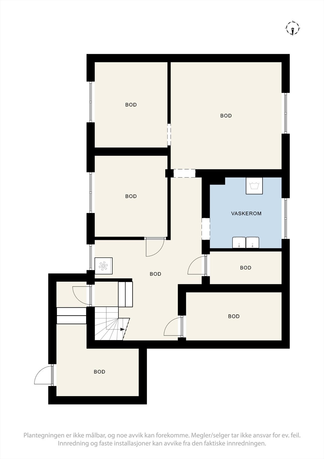 Kjelleretasjen på 70 m² inneholder vaskerom, kjølerom og flere boder som gir rikelig med lagringsplass. Galleribilde