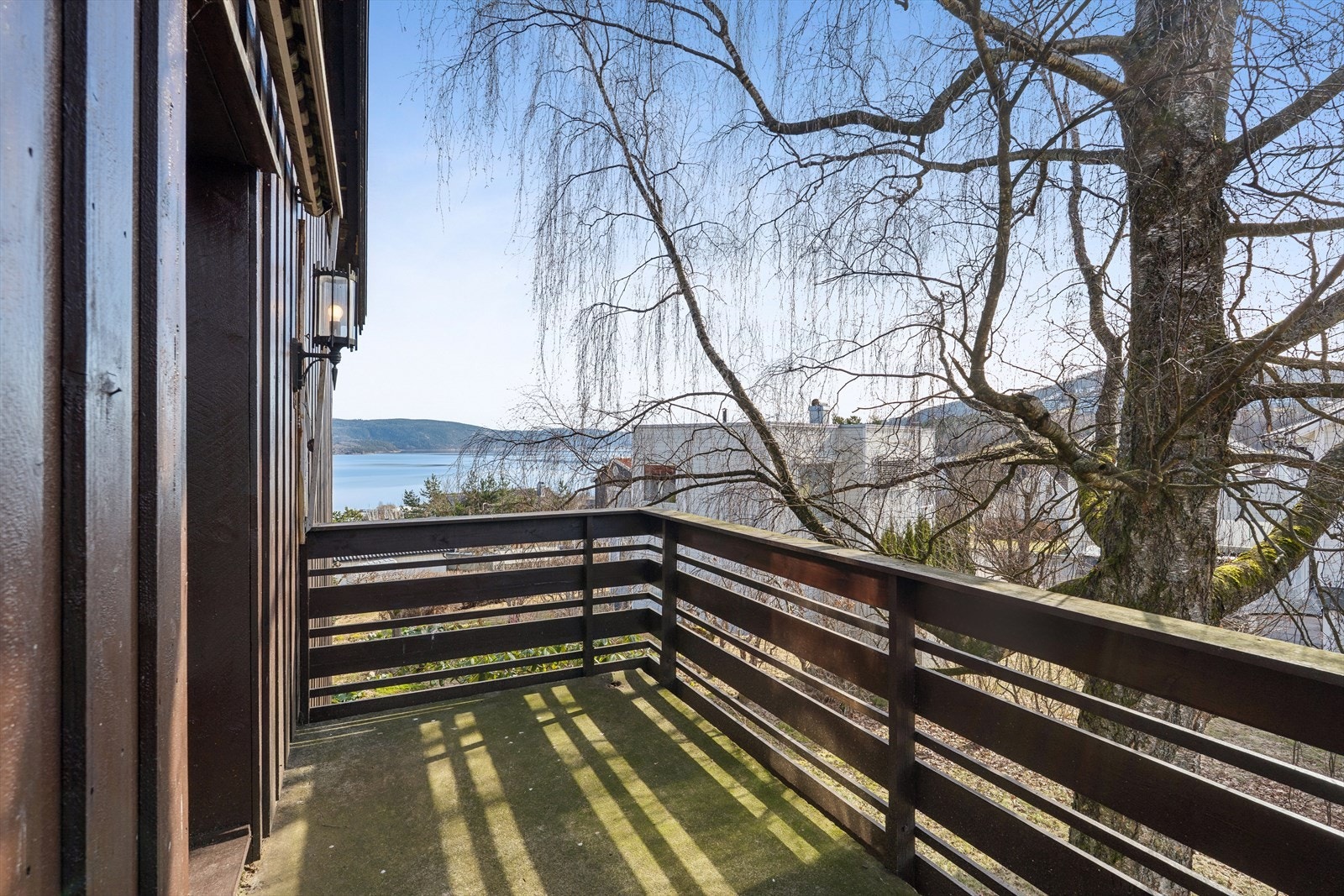 Balkong på 7 m² i andre etasje med flott utsikt over nærområdet og fjorden. Galleribilde