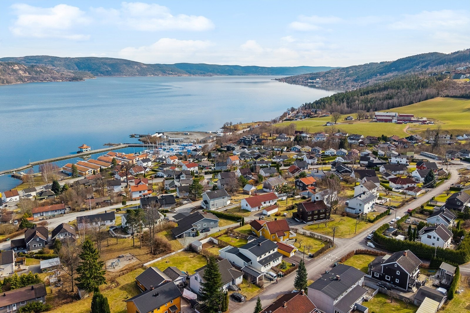 Med kort vei til Åskollen idrettspark og Glassverkhallen er det gode muligheter for fritidsaktiviteter for hele familien. Galleribilde