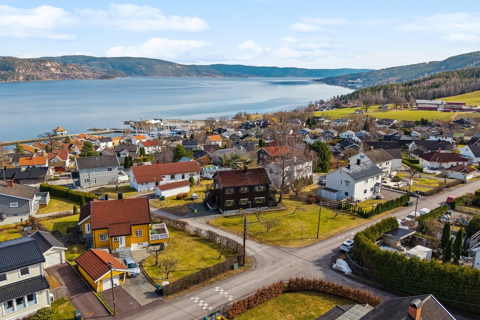 Eiendommen ligger i et etablert og rolig boligområde, hovedsakelig bestående av eneboliger. Galleribilde