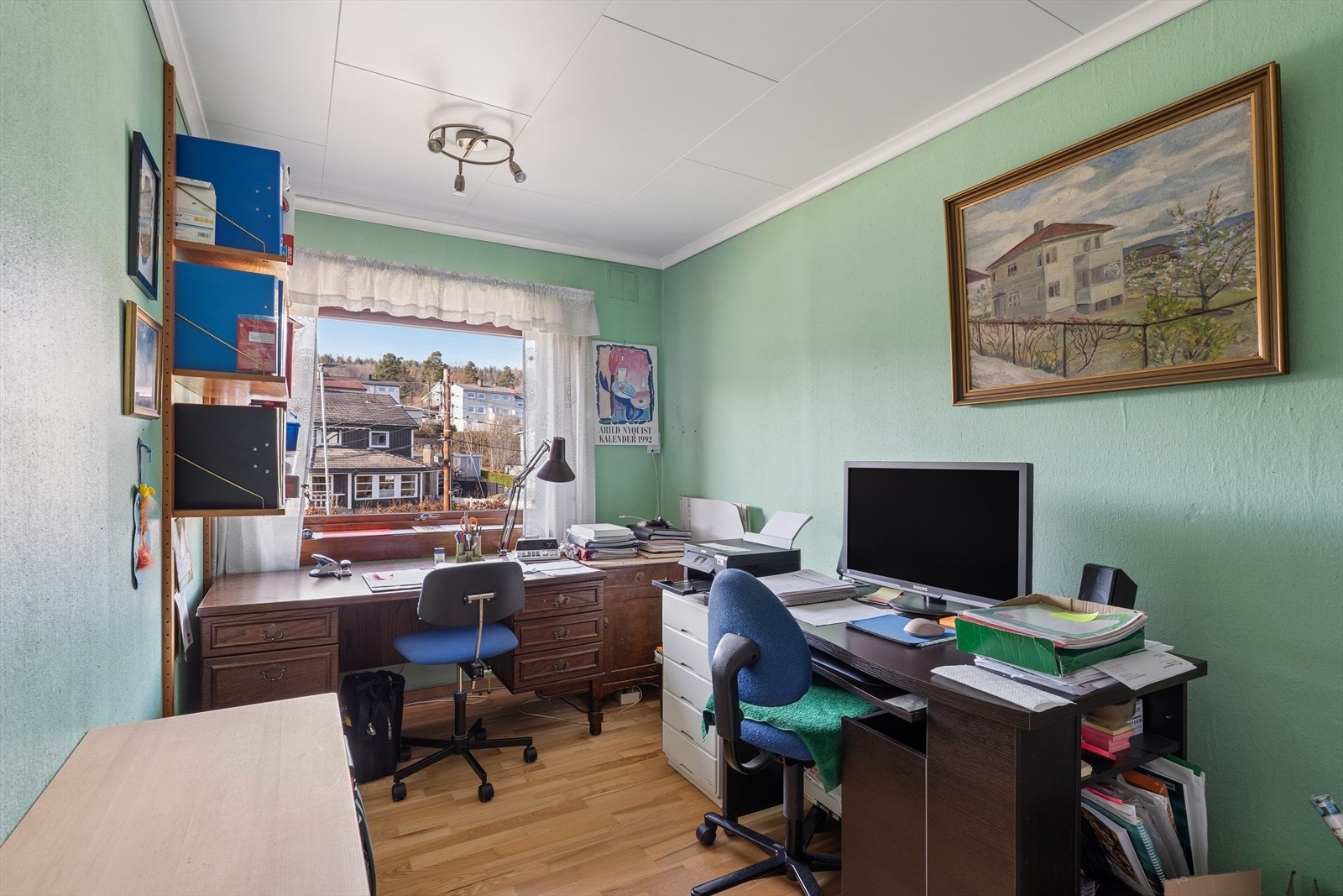 Et av rommene i andre etasje egner seg godt som kontor eller gjesterom. Galleribilde