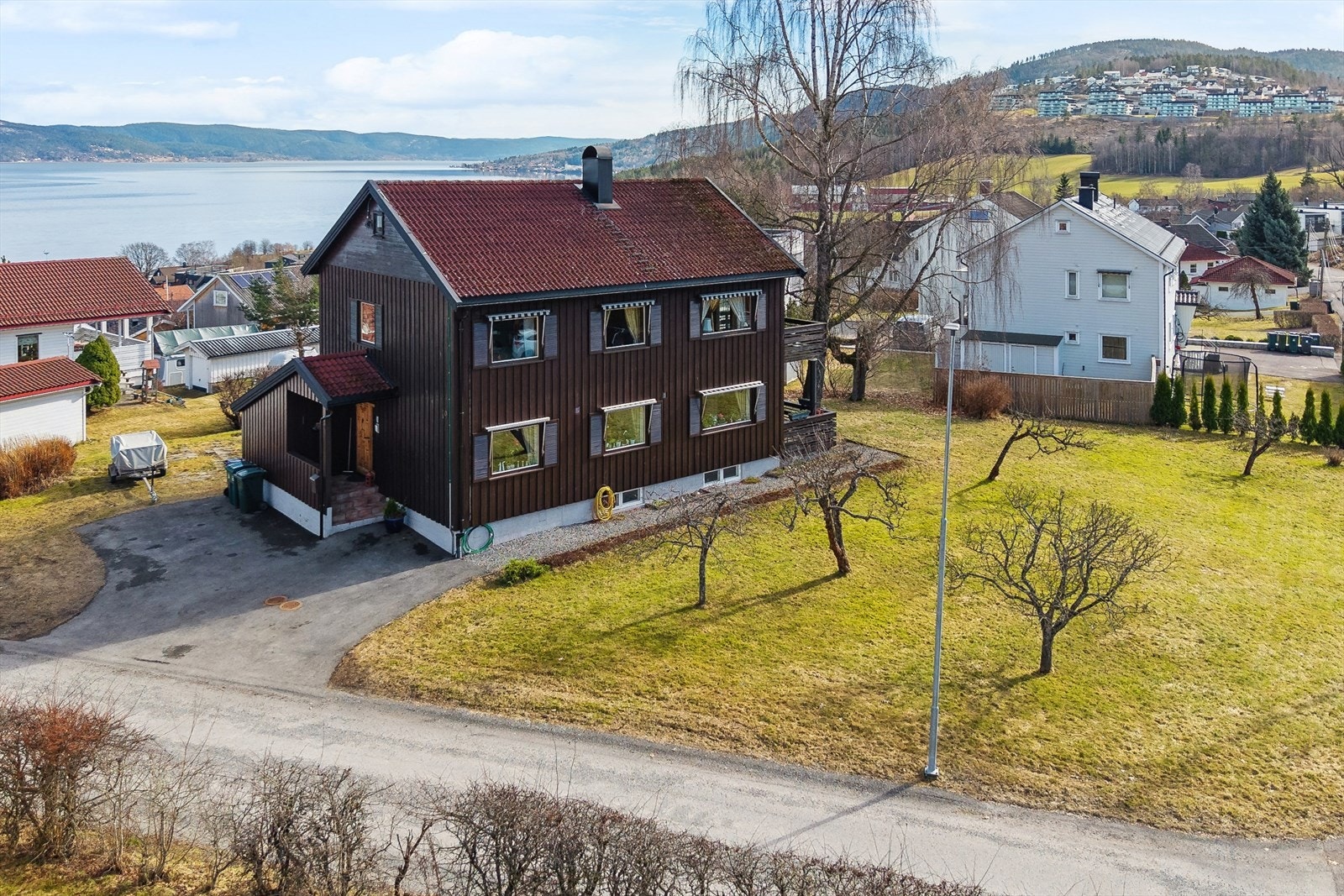 Tomten er pent opparbeidet og det er lagt opp vanningsanlegg i hage, asfaltert gårdsplass med gode parkeringsmuligheter. Galleribilde