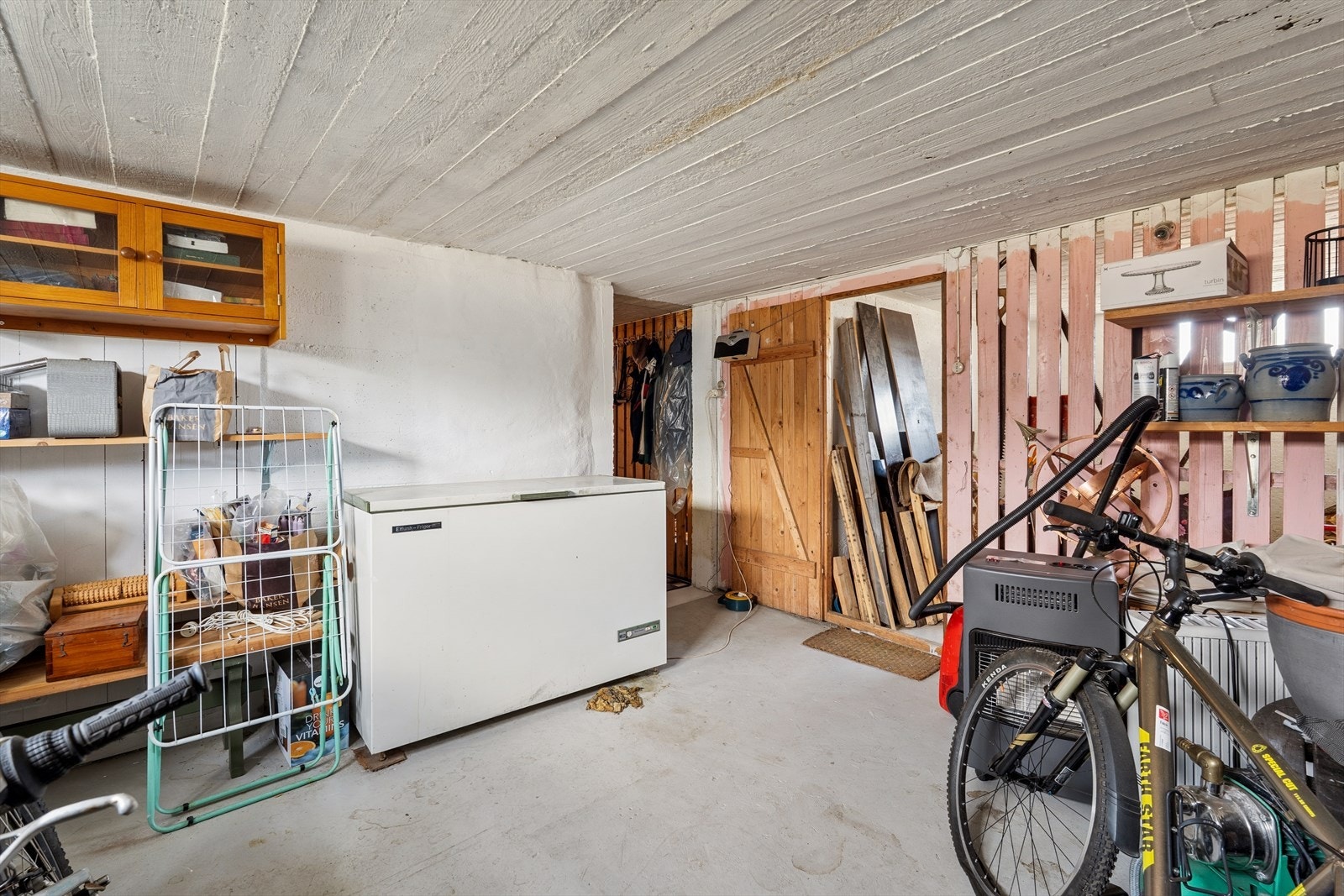I tillegg er det både innvending trapp ned til kjeller, samt utvending adomst. Galleribilde