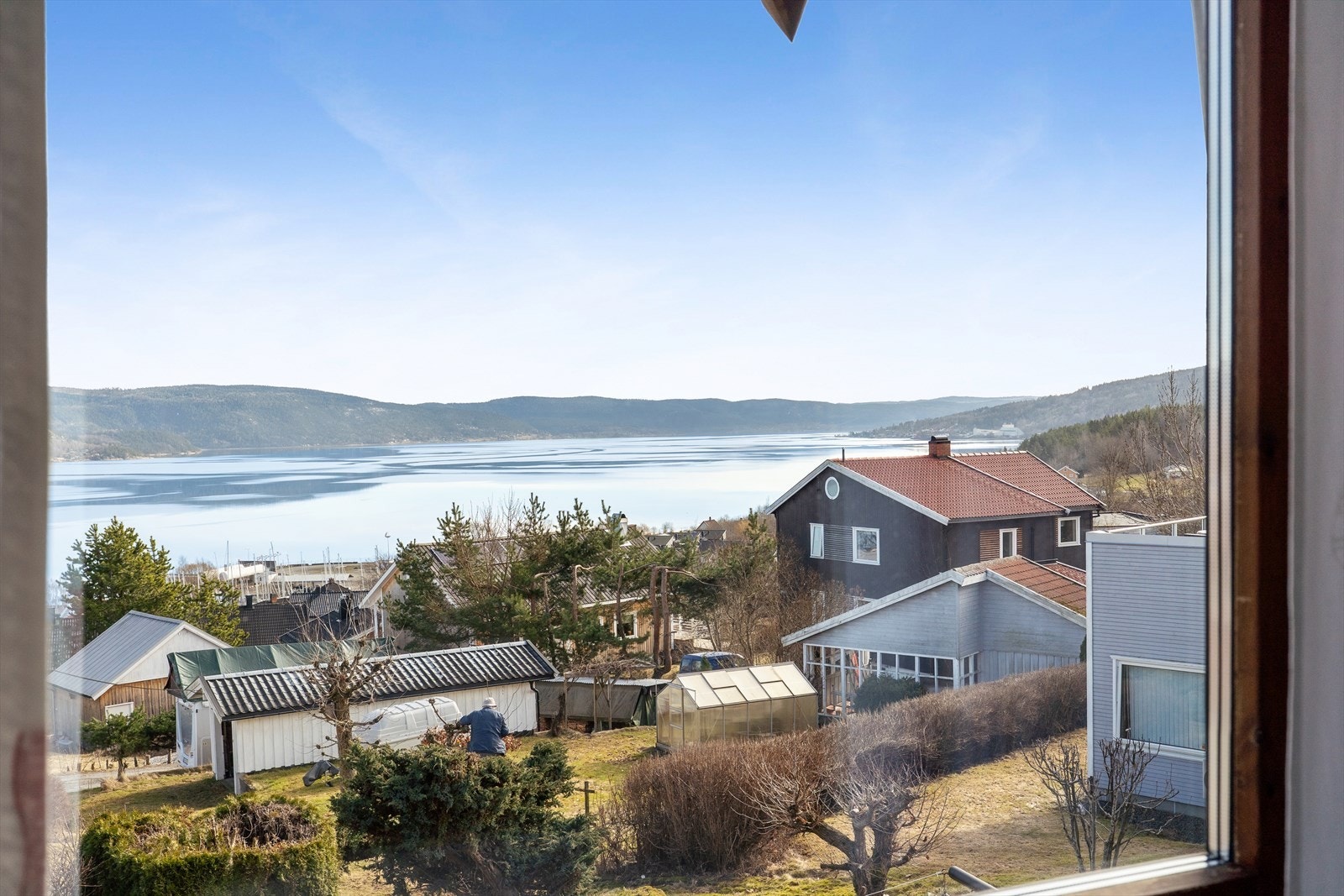Fra flere av boligens rom har man en vidstrakt utsikt over Drammensfjorden. Galleribilde