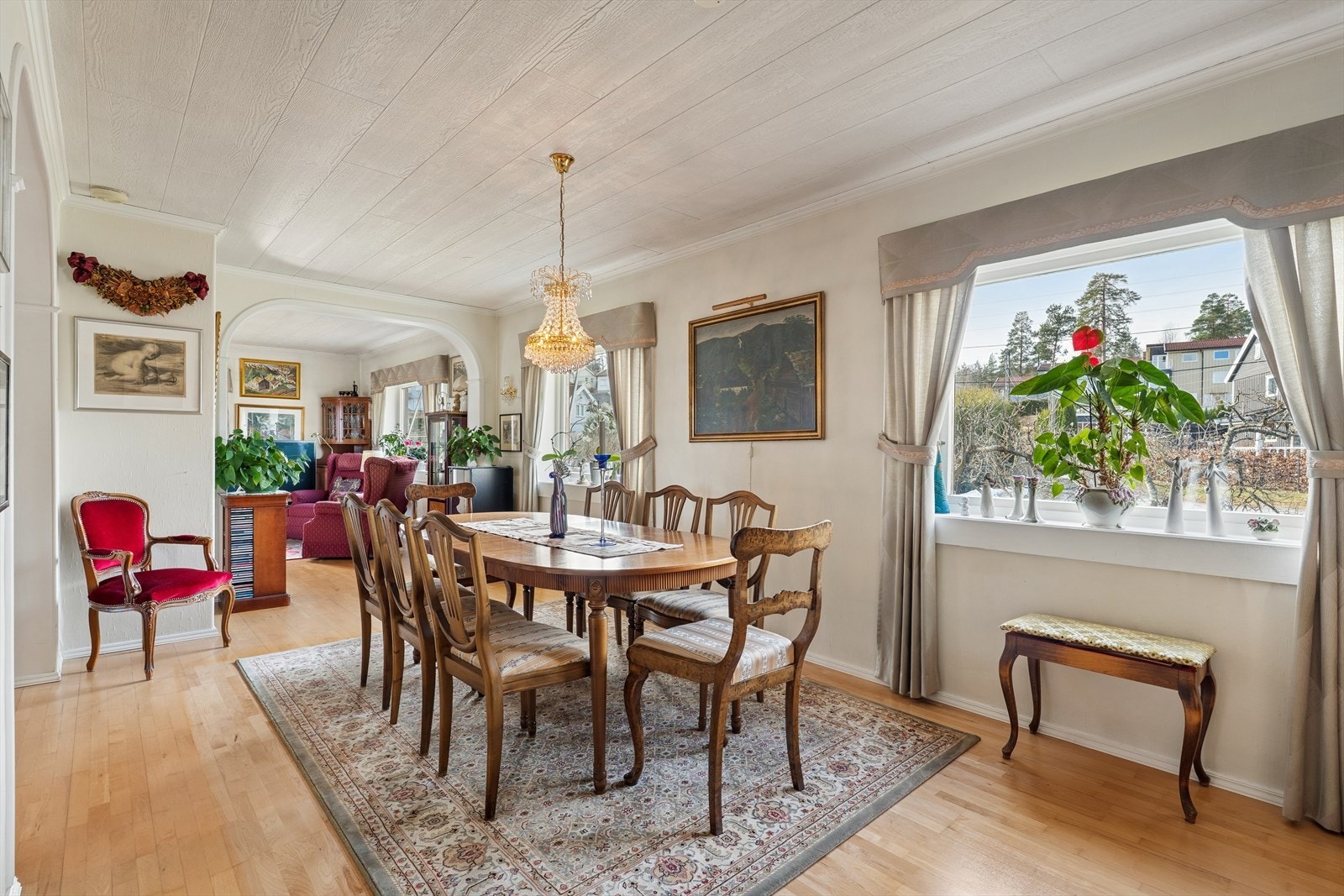 Store vindusflater gir godt med naturlig lys til spisestuen. Galleribilde