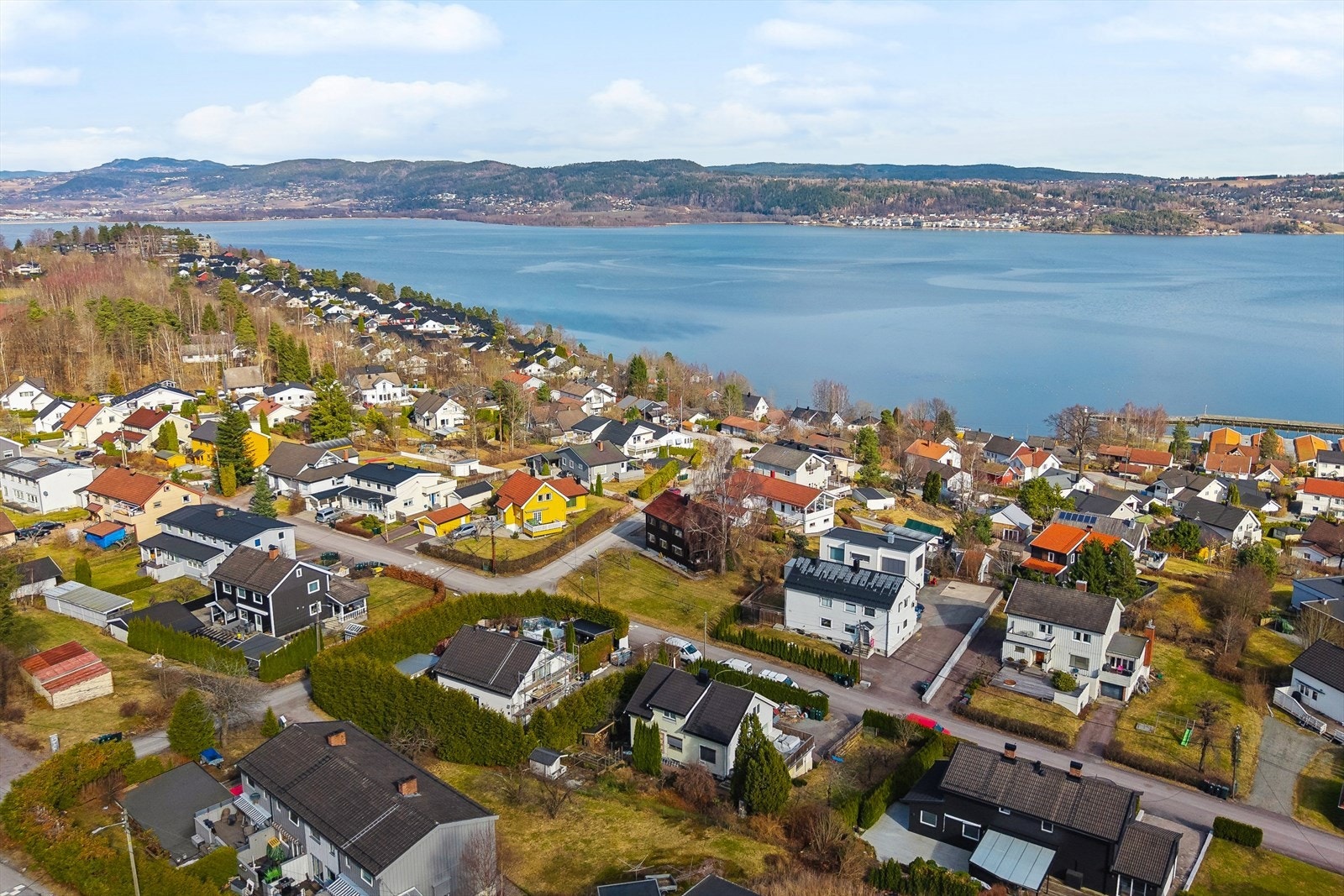 Beliggenheten gir nærhet til fjorden og fine turområder, samtidig som det er kort vei til servicetilbud som Kiwi og Rema 1000. Galleribilde