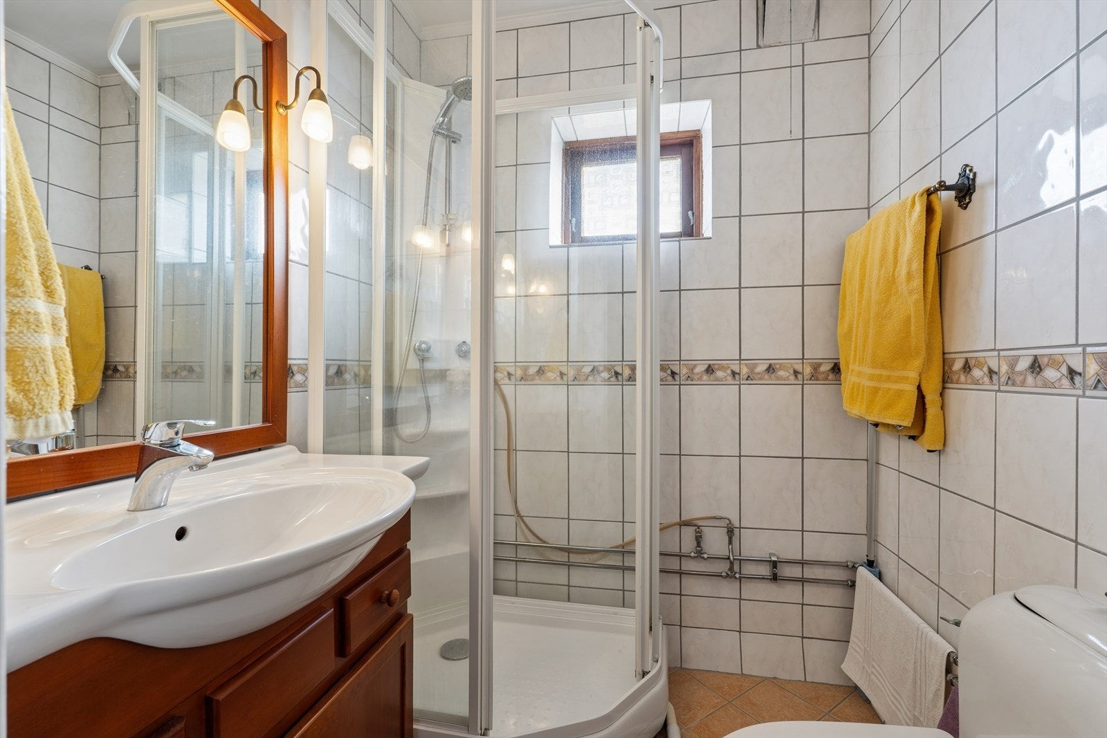 Badet i andre etasje ble pusset opp for rundt 15 år siden og har flislagte overflater, dusjkabinett og servant. Galleribilde
