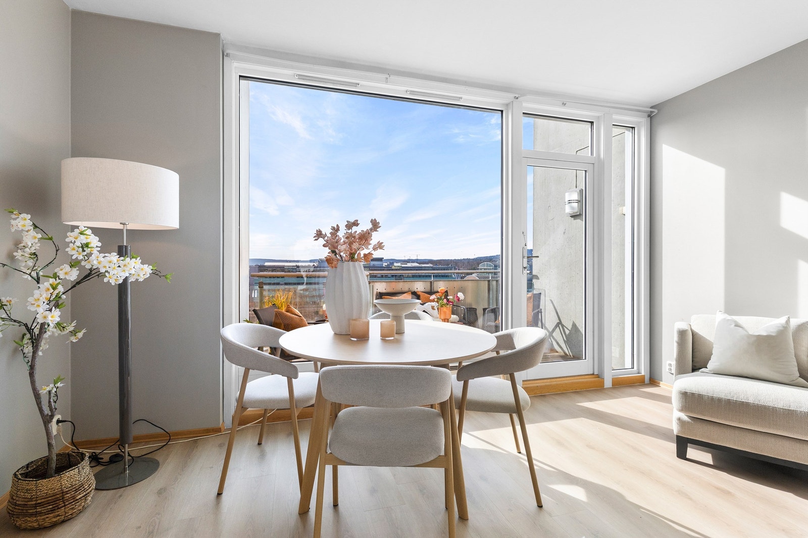 Balkongen har terrassebord, utebelysning og stikkontakt. Galleribilde