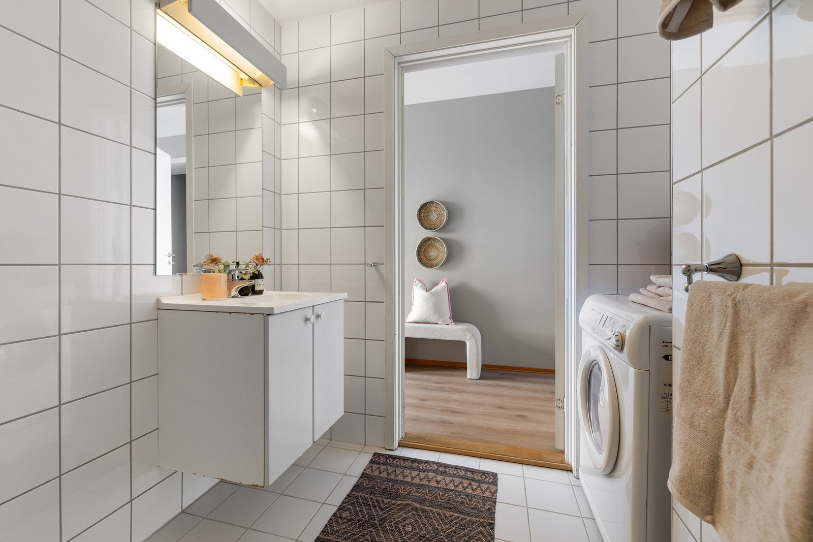 Det er opplegg for vaskemaskin og tørketrommel, og vaskemaskin medfølger handelen. Galleribilde