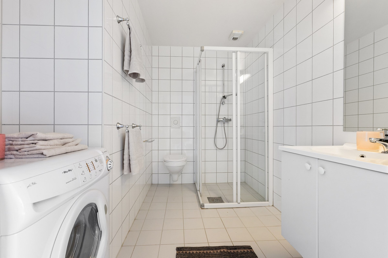 Badet er flislagt og har varmekabler i gulvet. Varmtvann er inkludert i felleskostnader. Galleribilde