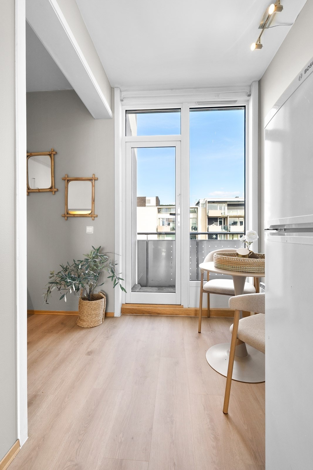 Kjøkkenet ligger i åpen løsning med stuen, men er samtidig naturlig avskjermet i egen sone. Galleribilde