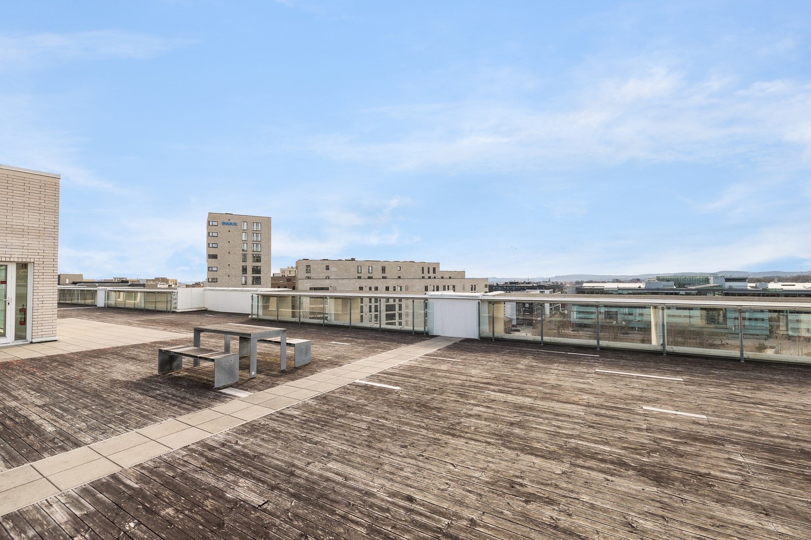 Sameiet har en stor, felles takterrasse med gode solforhold og sittegrupper. Galleribilde
