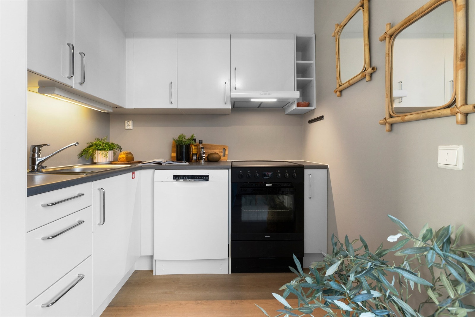 Innredningen har glatte fronter og laminert benkeplate. Mekanisk avtrekk for kjøkken og våtrom via ny kjøkkenventilator. Galleribilde