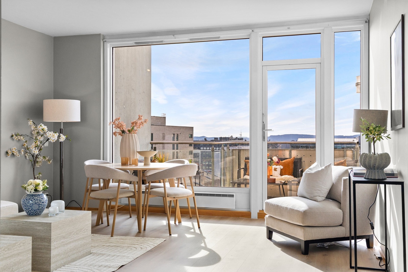 Fra stuen er det utgang til en romslig balkong på 8 m². Galleribilde