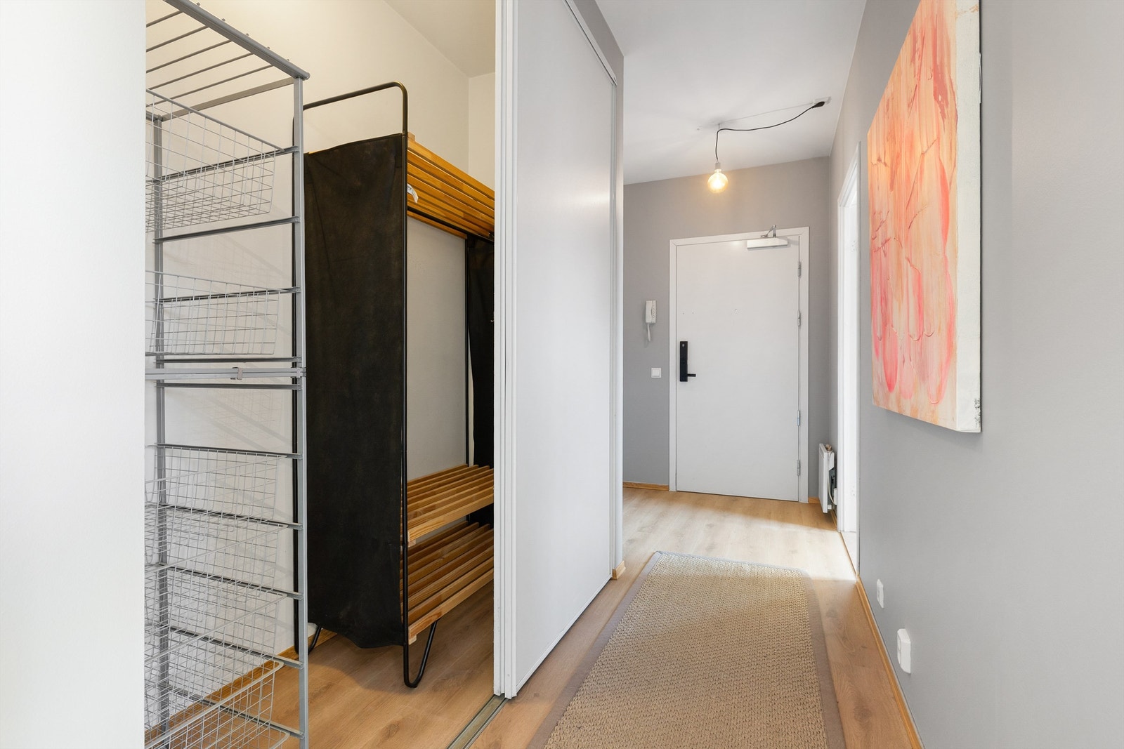 Entréen har praktisk oppbevaring i skyvedørsgarderobe. I tillegg medfølger bruksrett til en bod på 5 m² i kjelleren. Galleribilde