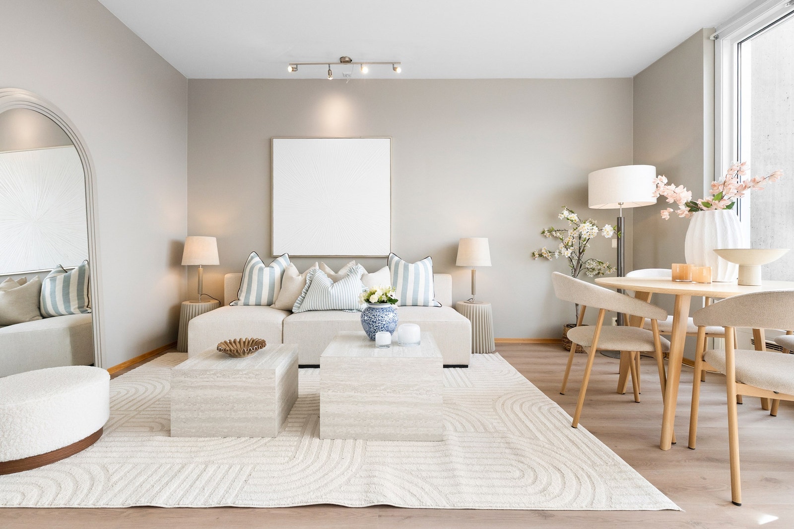 Stuen har plass til både sofagruppe og spisebord. Galleribilde