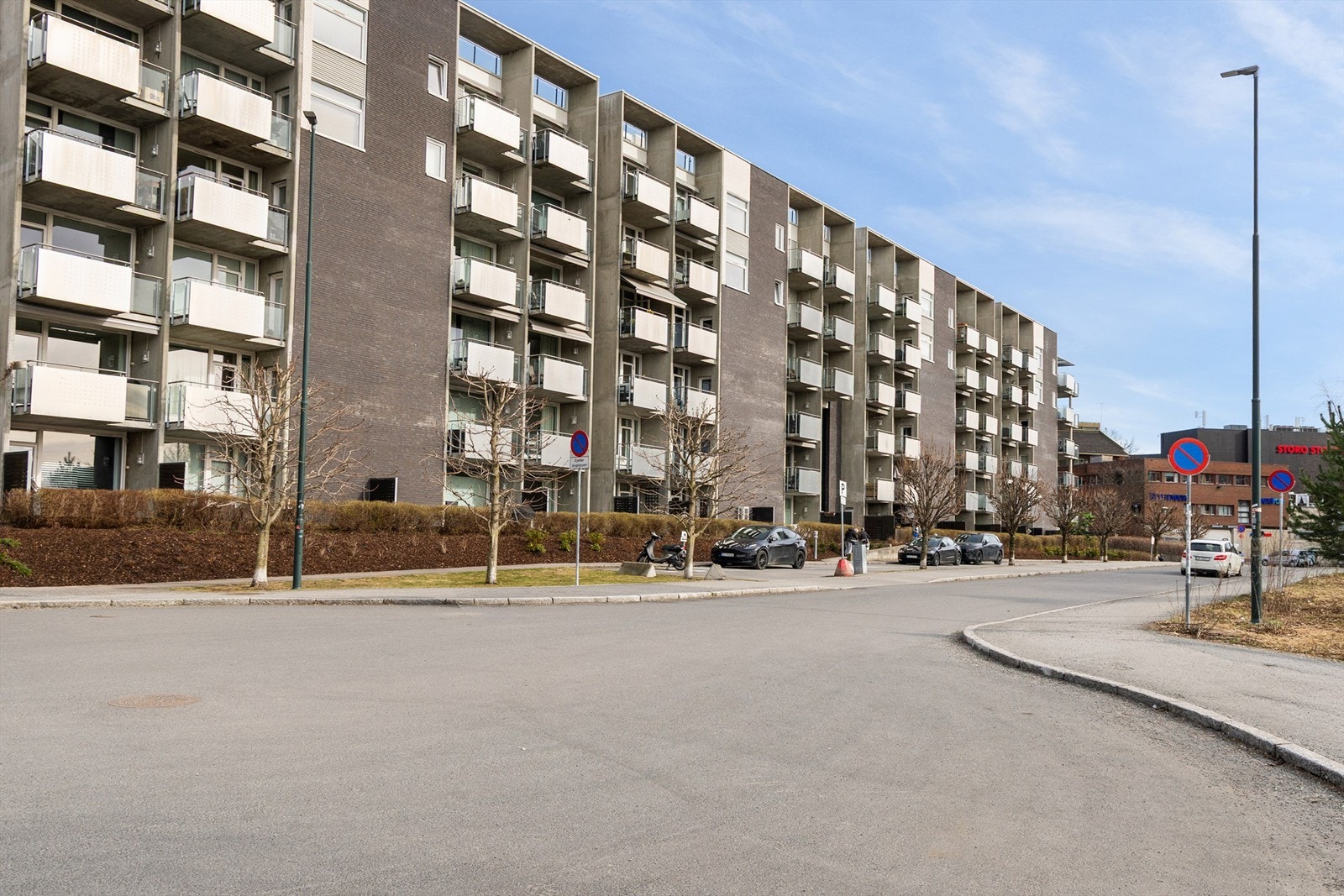 Moderne leilighetsbygg fra 2007 med fasader i teglstein, trekledning og plater. Galleribilde