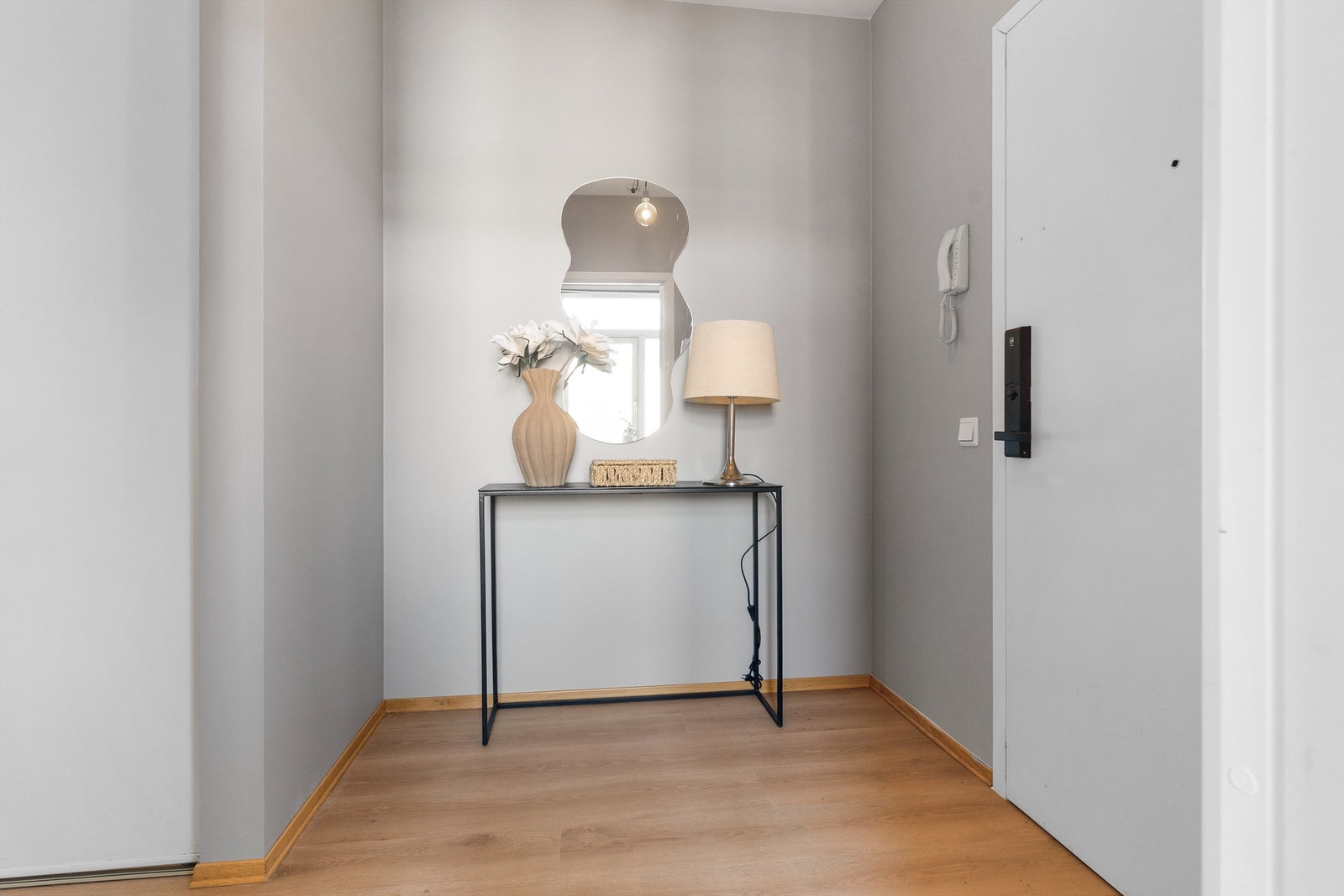 En innbydende entré ønsker deg velkommen inn. Galleribilde