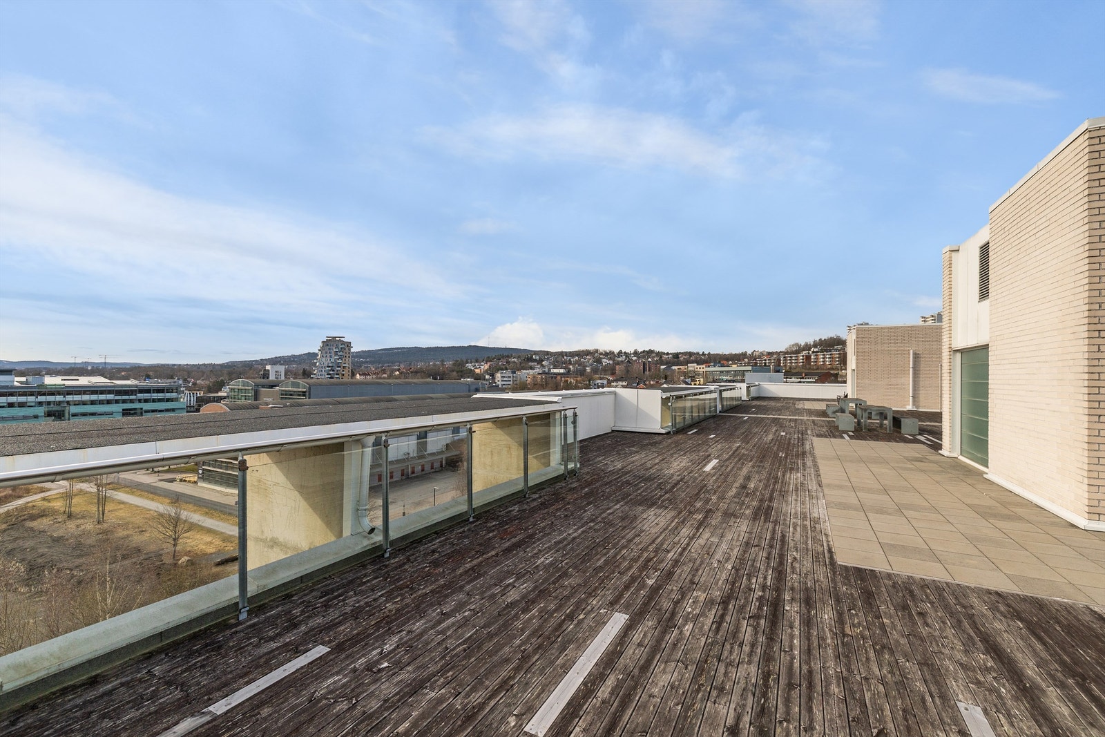 Fra takterrassen er det panoramautsikt over nærområdet. Galleribilde