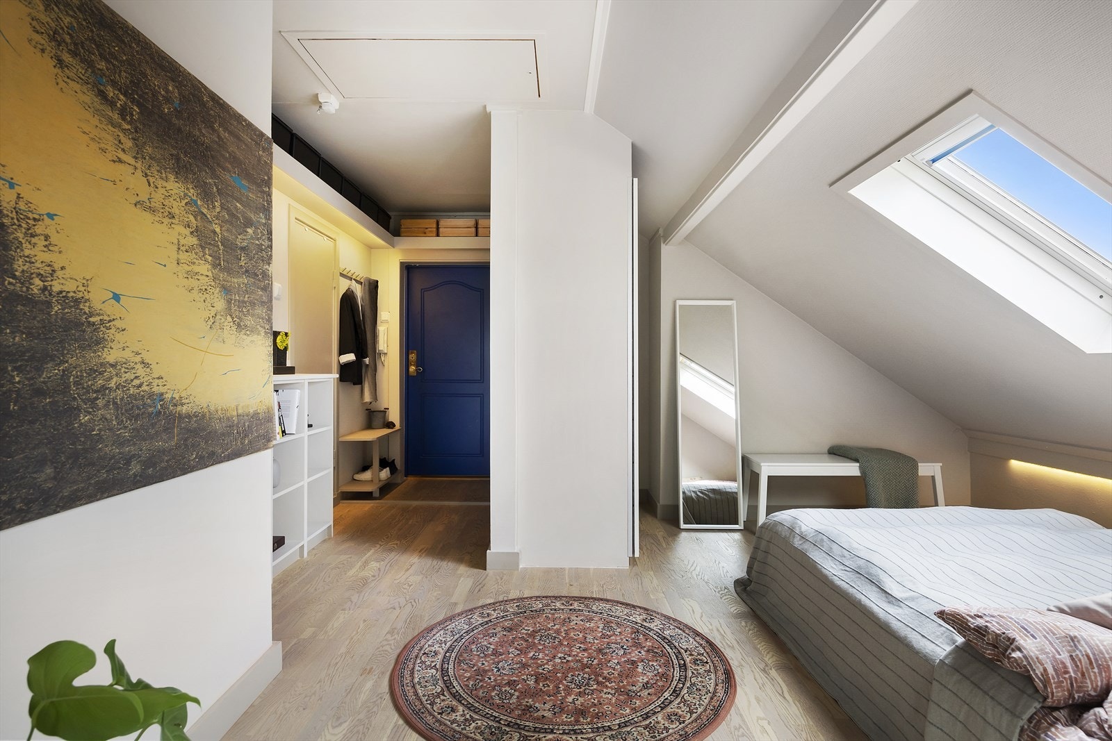 Leiligheten ønskes velkommen via en entré/gang med plass til oppbevaring av yttertøy og sko. Galleribilde