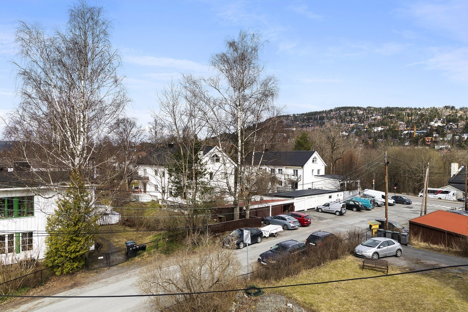 Området rundt boligen byr på rolige og grønne omgivelser med nærhet til både servicetilbud og flotte friluftsområder. God tilgang på parkeringsplasser i gaten rett utenfor, noe som gjør hverdagen enkel for både beboere og besøkende. Galleribilde