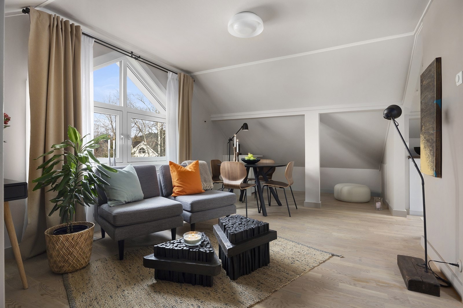 En svært lys og trivelig loftsleilighet i et attraktivt og veletablert boligområde på Bogstad / Røa. Galleribilde