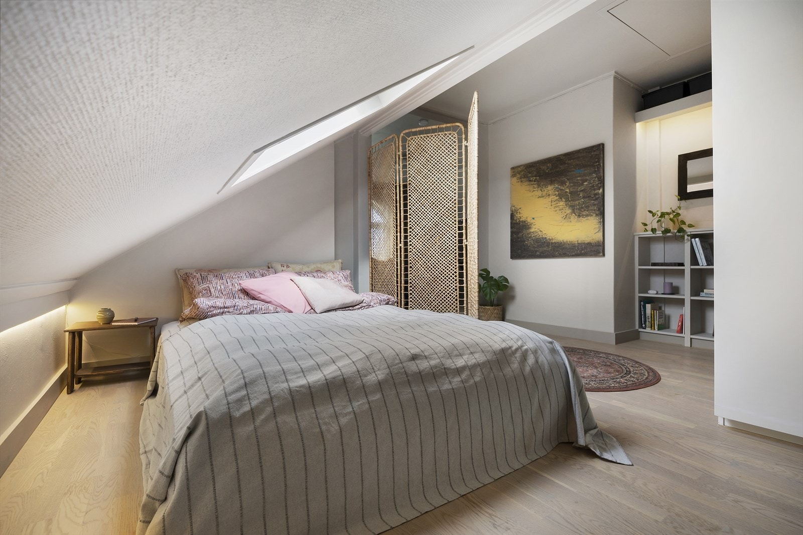 Leiligheten har en praktisk sovealkove som ligger i tilknytning med entrèen. Galleribilde