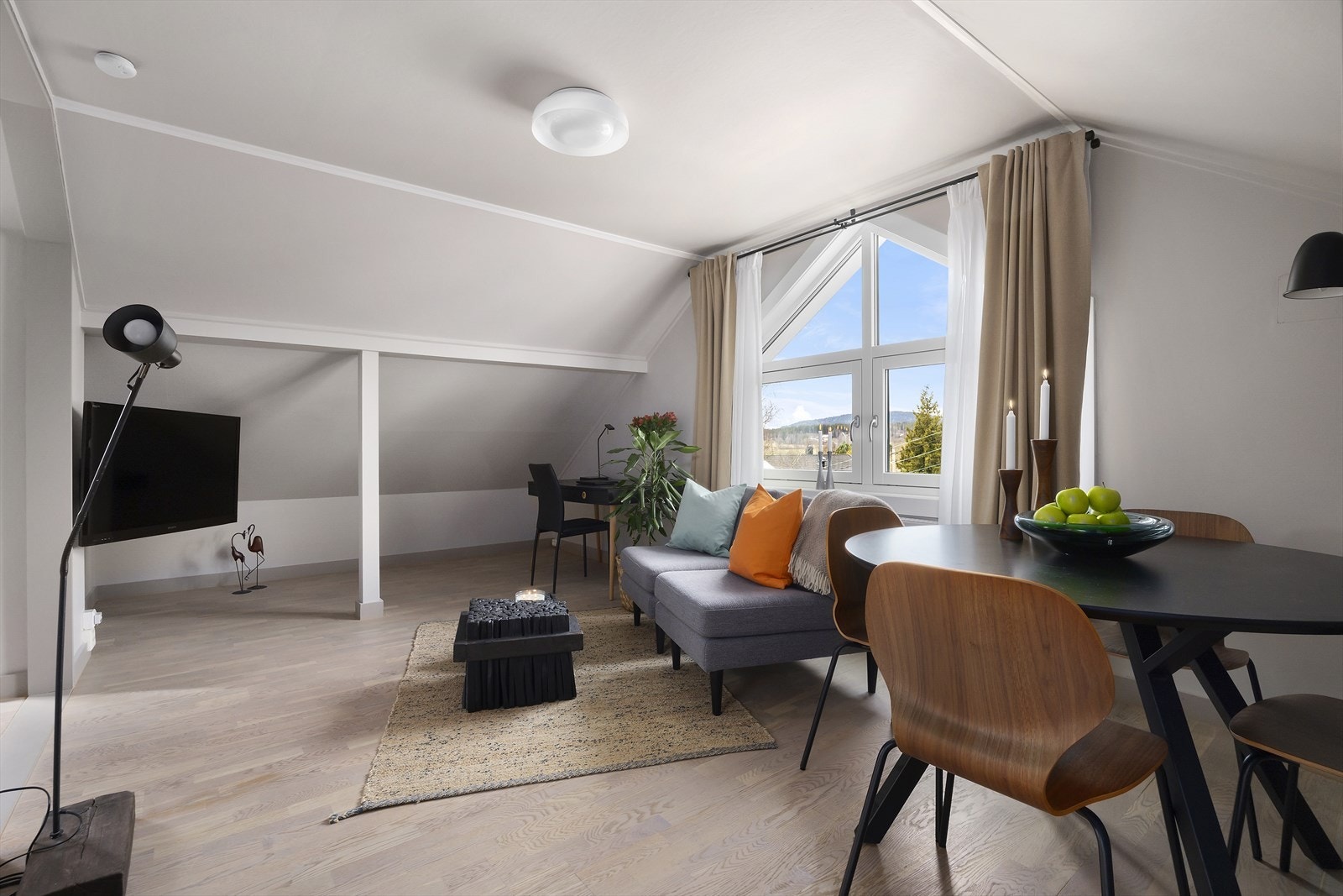 Stuen har god plass til en sofagruppe og tilhørende møblement. Galleribilde