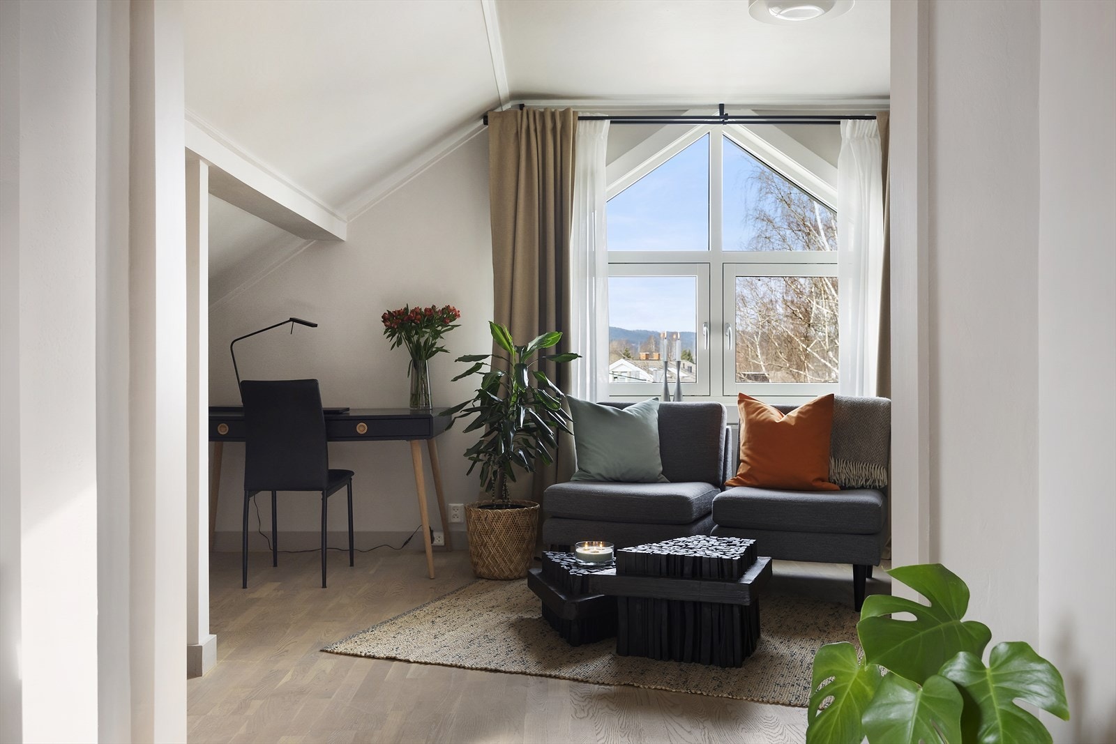 Store vindusflater med godt lysinnslipp gjør at leiligheten oppleves luftig med en behagelig atmosfære. Plass til både sofa og kontorpult. Galleribilde