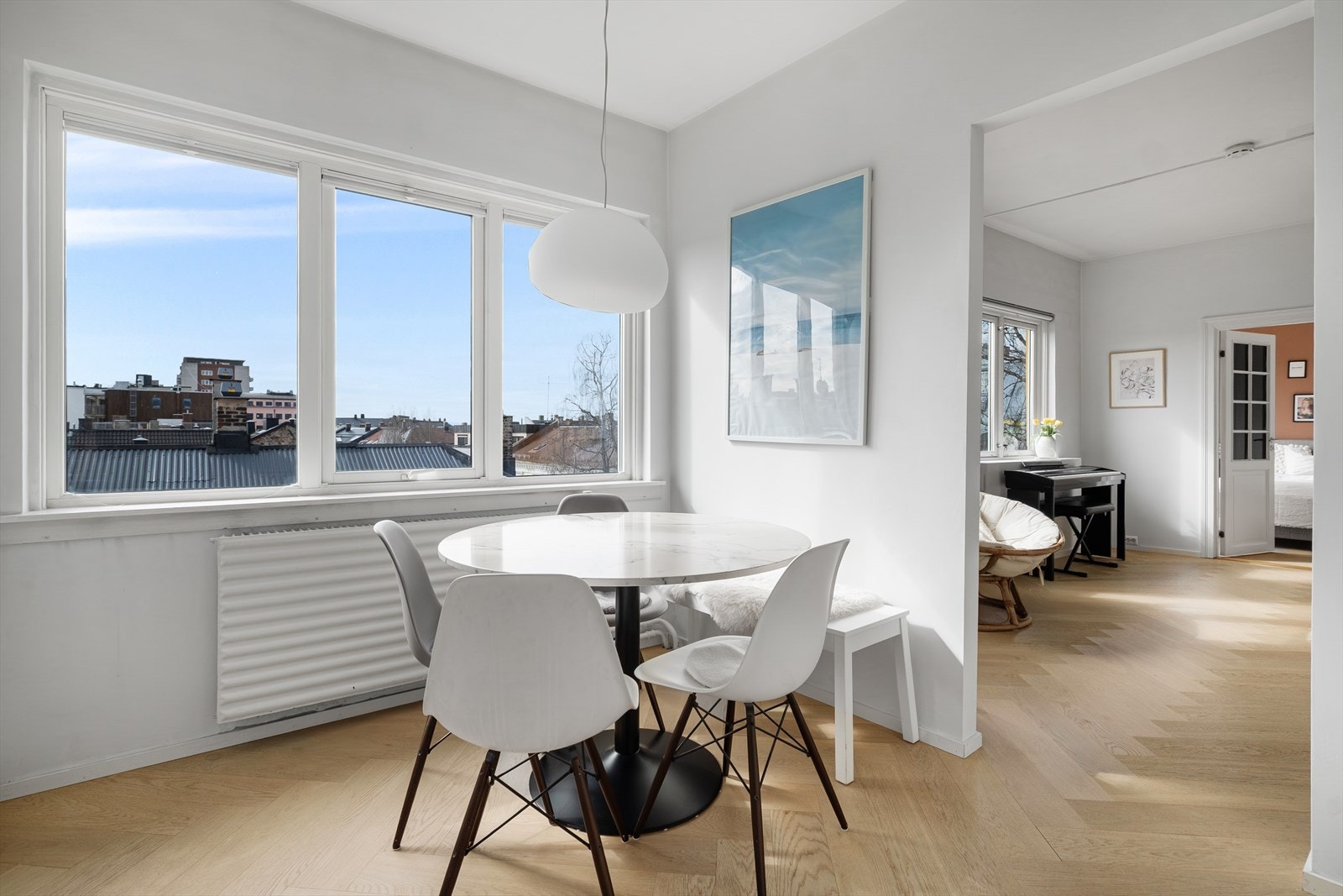 Det er god plass til spisebord på kjøkkenet Galleribilde