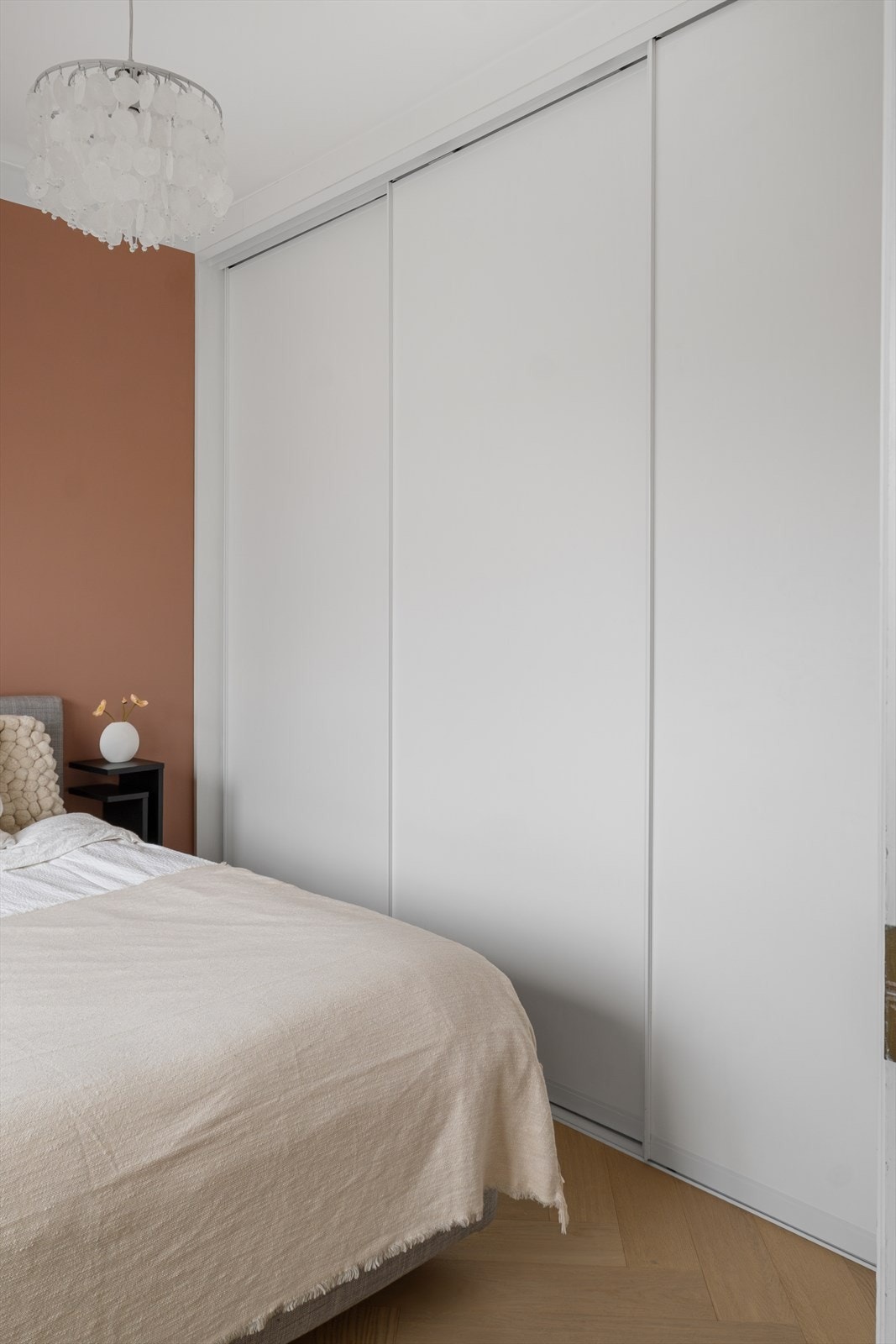 Stor skyvedørsgarderobe med god oppbevaringsplass Galleribilde